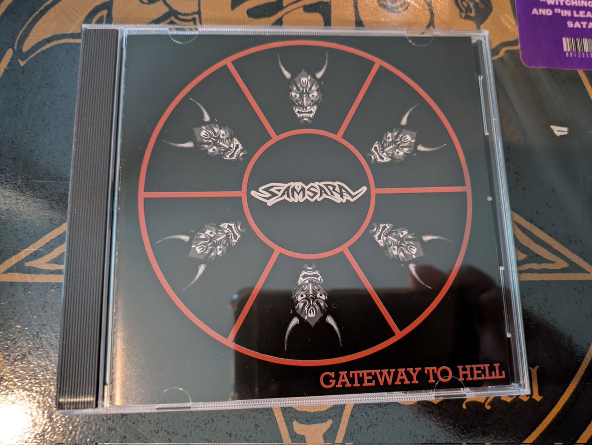 JxExRxO's tweet photo. Samsaraの新作、良いですね。盛り上がる所の無い（褒めてます）Hellhound系真正ドゥームメタル。1989年辺りのスウェーデンアンダーグラウンドシーンでCount RavenやSorcererがEmtonbedやTherion等のデスメタルバンドと対バンしていた様に、彼らもそっち系と共演したら面白そう。 https://t.co/upY6lIO6OR