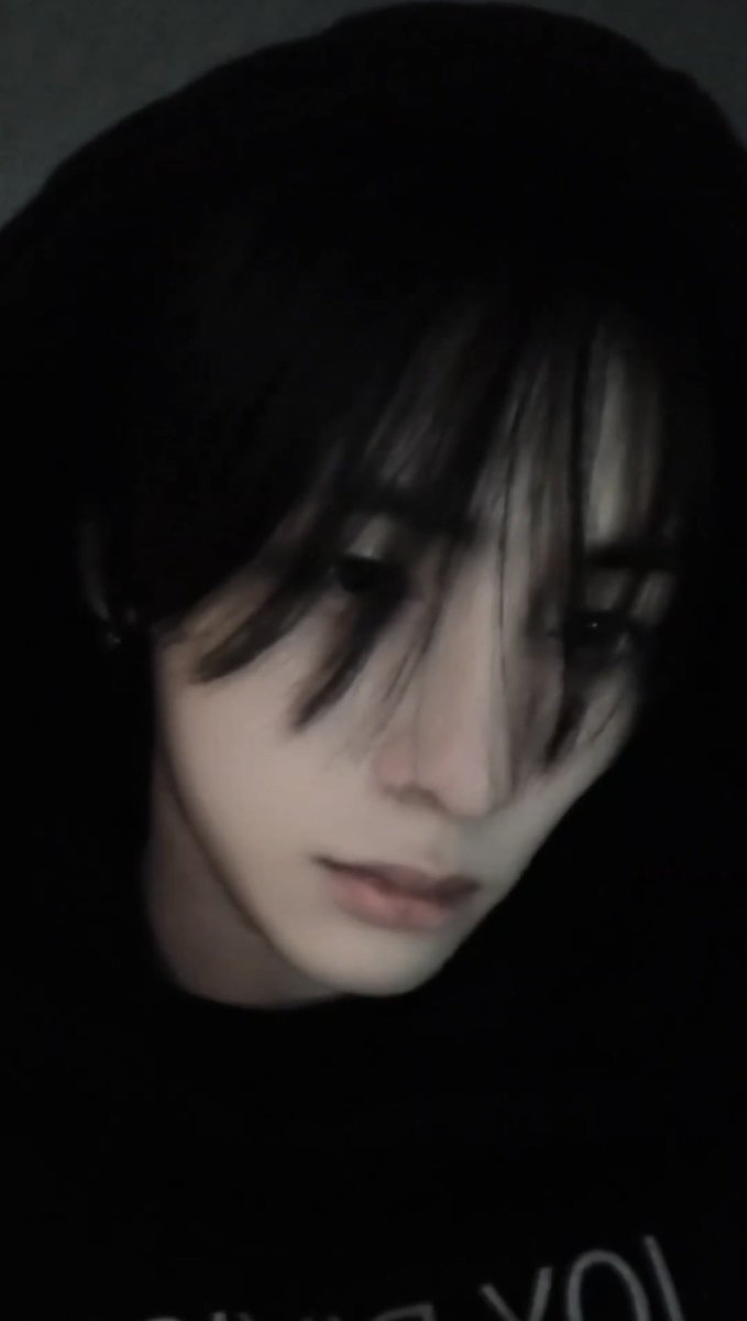 fallfortaeshan's tweet image. why dongmin and donghyun have almost the same name like dongmin... donghyun... born in 2004... lived miles away from each other then they met at koz... what soulmate energy is this... their faces also resembled each other... what soulmate energy is this.....