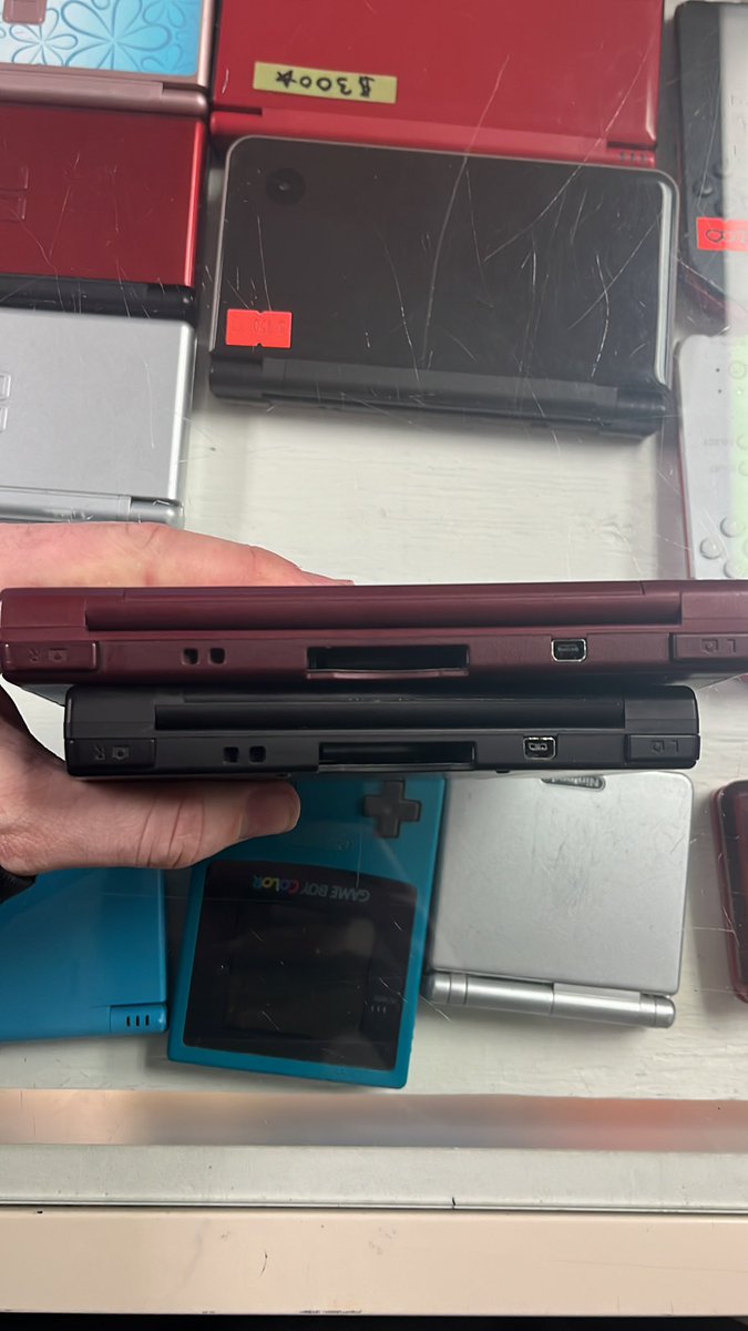 colesw4gner's tweet photo. @rjdixon98 @seiyaposting judging by the back part we can see kai’s definitely holding a dsi/dsi xl, which does not have more than 1 game slot on it, he got no game in that thing https://t.co/PTW5p52ZyS