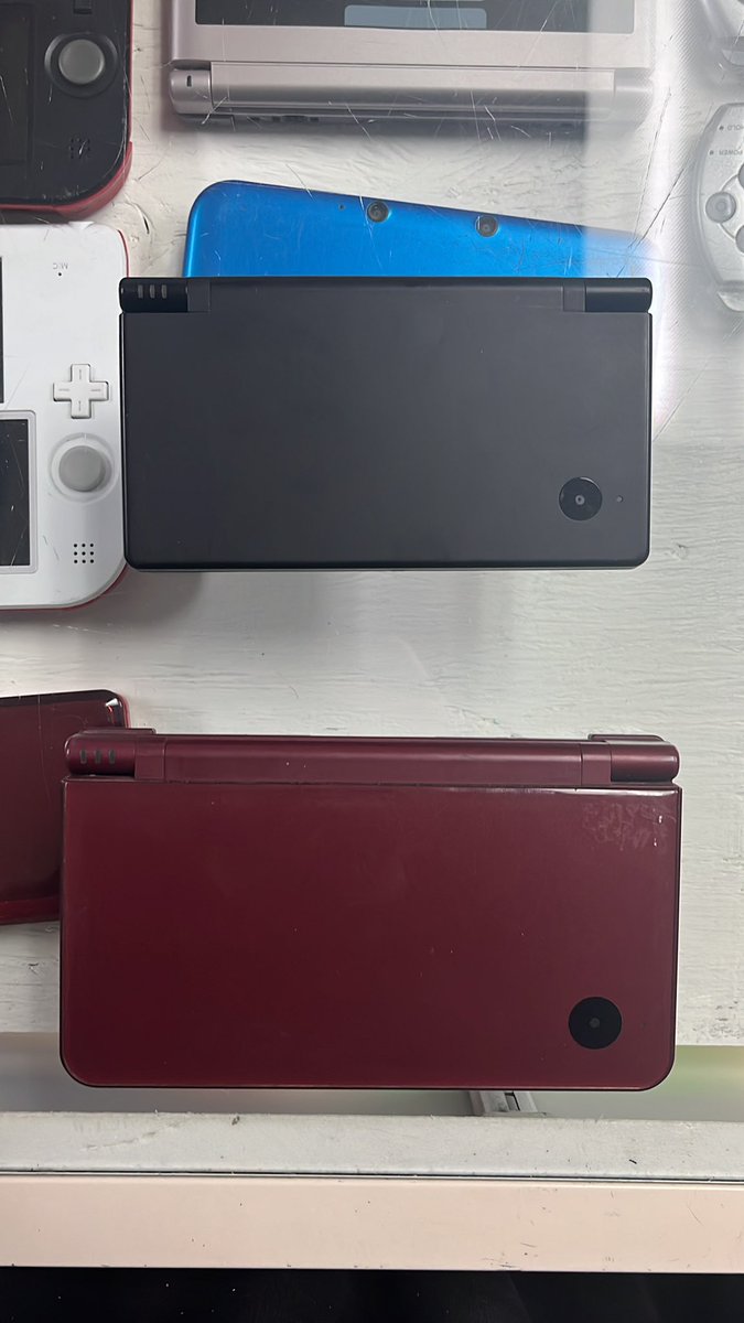 colesw4gner's tweet photo. @rjdixon98 @seiyaposting judging by the back part we can see kai’s definitely holding a dsi/dsi xl, which does not have more than 1 game slot on it, he got no game in that thing https://t.co/PTW5p52ZyS