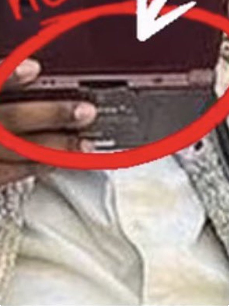 colesw4gner's tweet photo. @rjdixon98 @seiyaposting judging by the back part we can see kai’s definitely holding a dsi/dsi xl, which does not have more than 1 game slot on it, he got no game in that thing https://t.co/PTW5p52ZyS