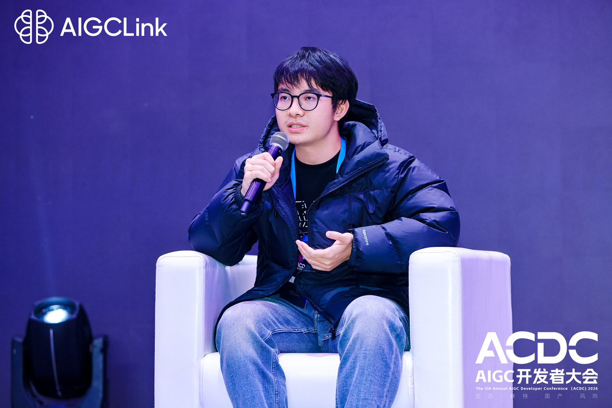 感谢江树邀请，来北京参加这场千人盛会「AIGC开发者大会」，感谢占总（占冰强）提供的舞台～
开心的是又见到了一众老朋友（云中江树、苍何、甲木、冷逸、max、fafa、静雯），还认识了许多新朋友。

没想能跟几位大佬同台分享Claude Skills，通过今天的交流，对 Claude Skills 的理解又通透了几分。