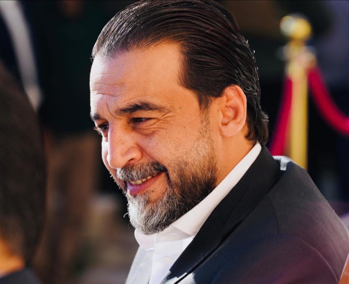 في اختفاءٍ محسوب لا يجرؤ عليه إلا الواثق، تتقدّم الحكمة على الضجيج 

وكما يقول أهلنا: من طول الغيبات جاب الغنايم.
لم يكن الغياب إلا ترتيبًا للمشهد، ودهاءً يسبق اللحظة وصمتًا يصنع الفرق لا فراغًا يُحسب.

#الگوة_ريس