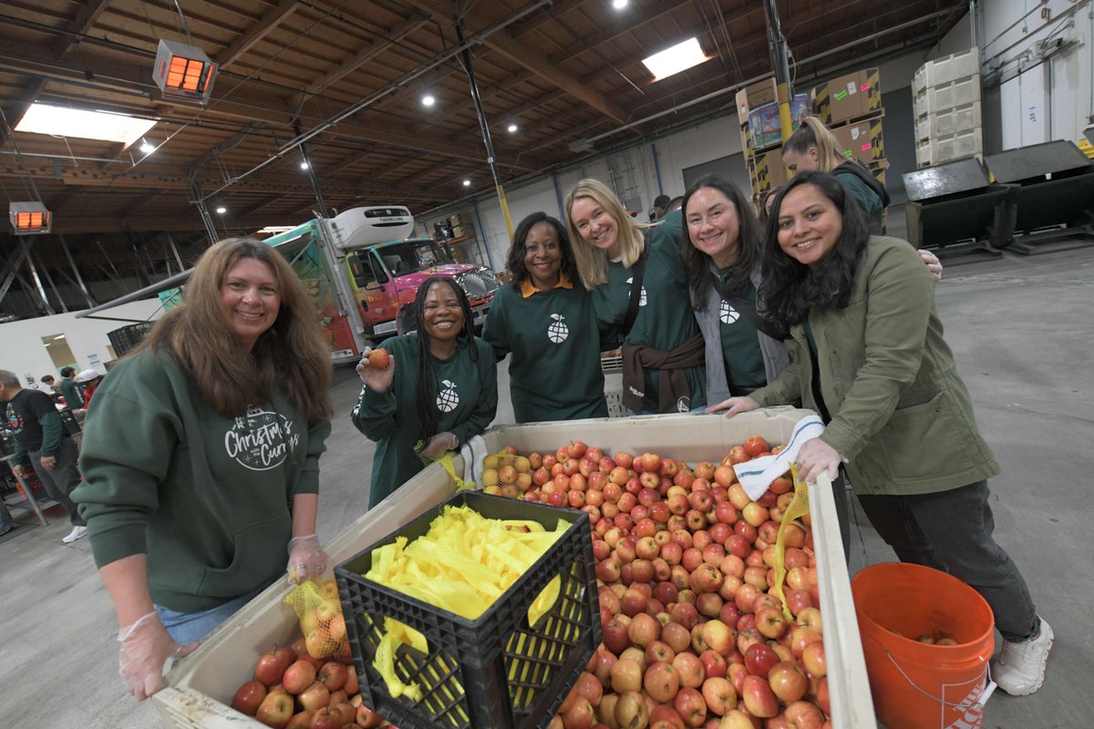 eatlearnplay's tweet image. More than 100 Eat. Learn. Play. partners and friends joined our co-founders, Stephen and Ayesha Curry, at the Alameda County Community Food Bank to sort food for families in our community. In just one hour, volunteers sorted 17k pounds of food—the equivalent of nearly 15k meals!