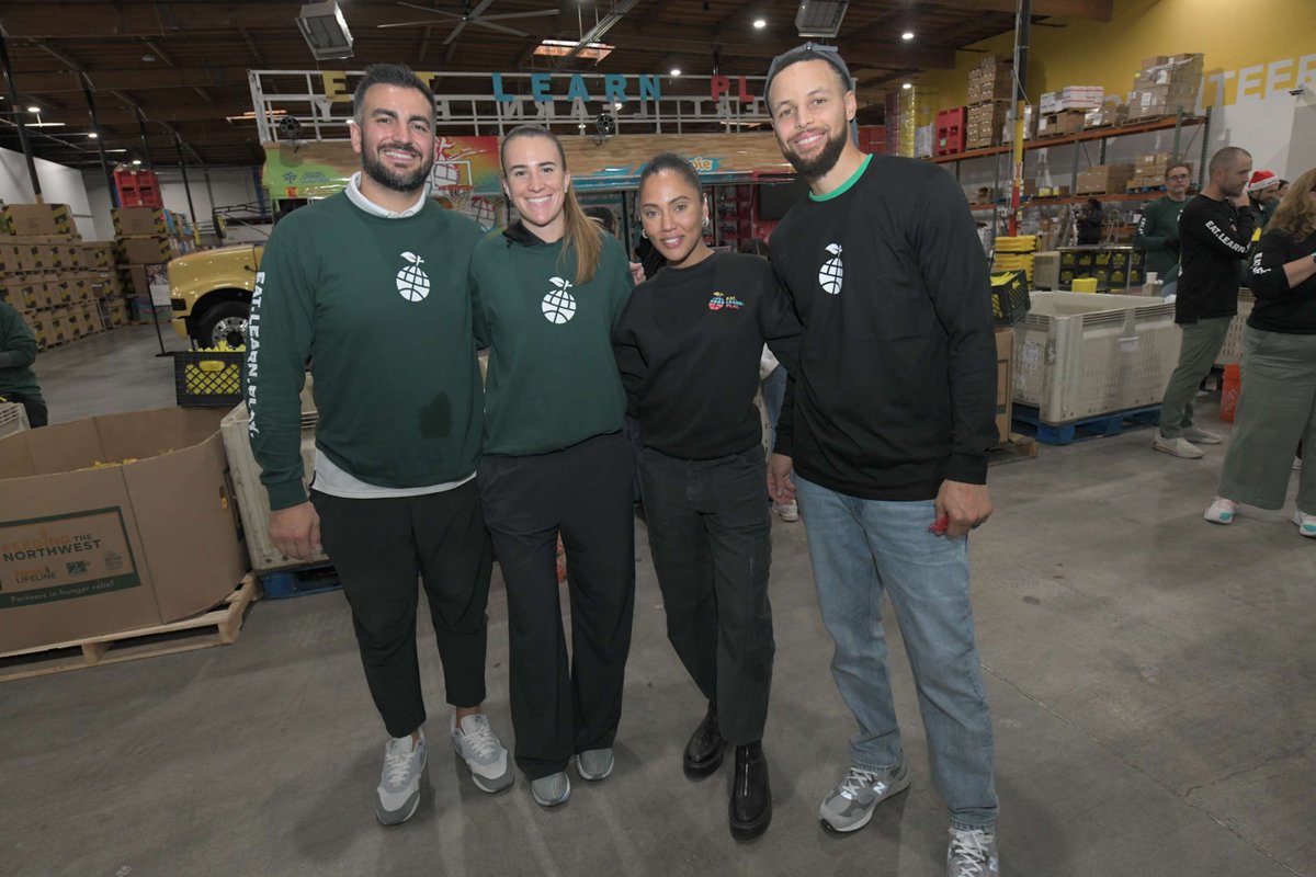 eatlearnplay's tweet image. More than 100 Eat. Learn. Play. partners and friends joined our co-founders, Stephen and Ayesha Curry, at the Alameda County Community Food Bank to sort food for families in our community. In just one hour, volunteers sorted 17k pounds of food—the equivalent of nearly 15k meals!