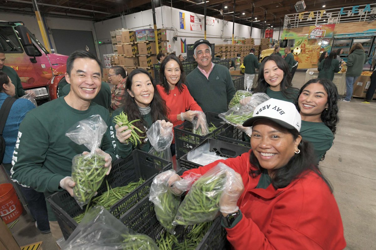 eatlearnplay's tweet image. More than 100 Eat. Learn. Play. partners and friends joined our co-founders, Stephen and Ayesha Curry, at the Alameda County Community Food Bank to sort food for families in our community. In just one hour, volunteers sorted 17k pounds of food—the equivalent of nearly 15k meals!