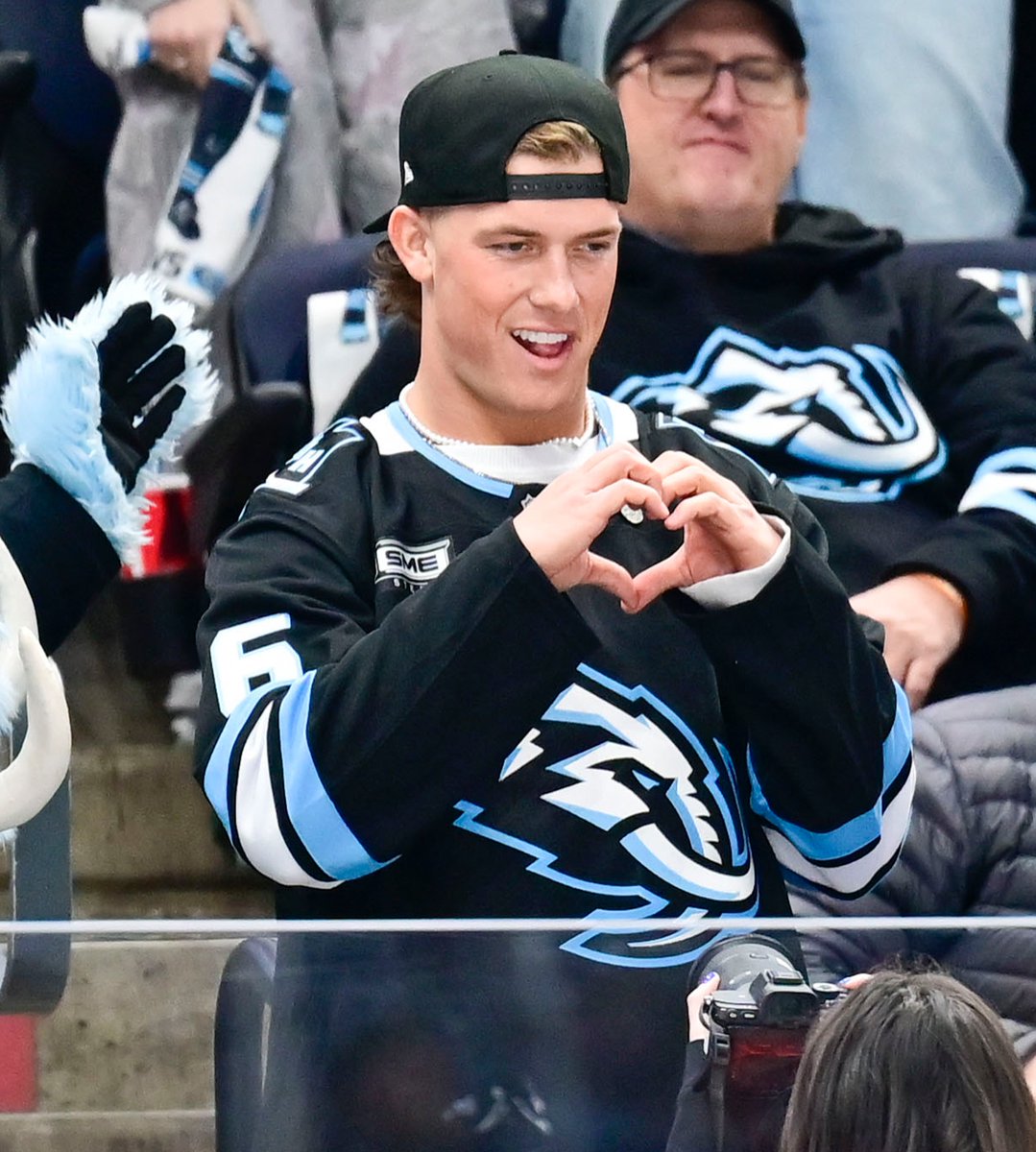 SNYGiants's tweet image. Jaxson Dart is on hand for tonight's Utah Mammoth game 🏒