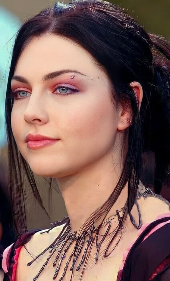 AmyLeeEVCrave's tweet image. Amy Lee’s facecard evolution is insane