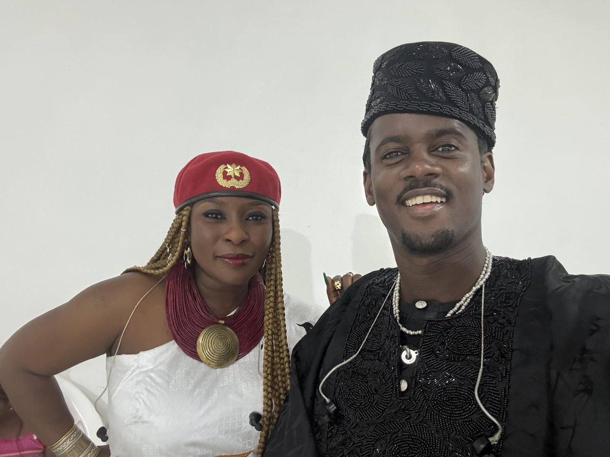 GuineeBuzz's tweet photo. 🇬🇳 Sia #Tolno x @Bmesrimes #BlackM à l'investiture 👉 Hymne National de #Guinee😍🔥✅ https://t.co/EtfI9n1Bed