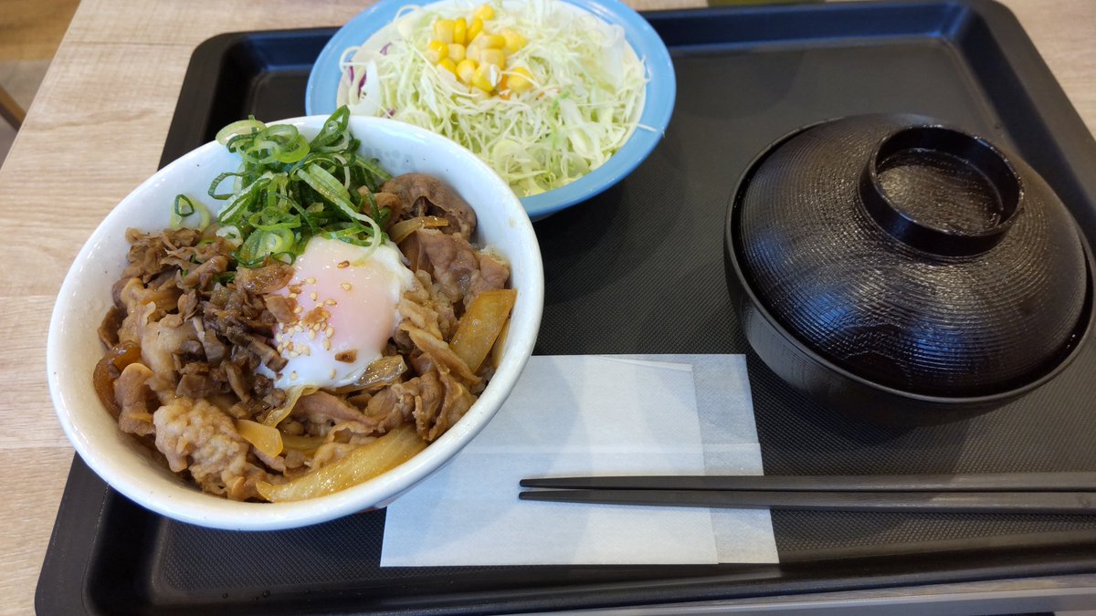 松屋に到着。
なんか店内はカウンタかまない全て小テーブル仕様のお店。
朝から車は満車に近い感じで多少の混みが。
今回は初ということで秋田限定のいぶりがっこ牛丼。