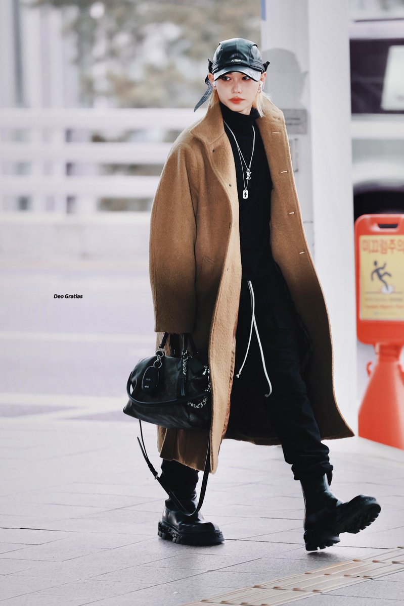 valrani_skz's tweet image. i love him in long coats