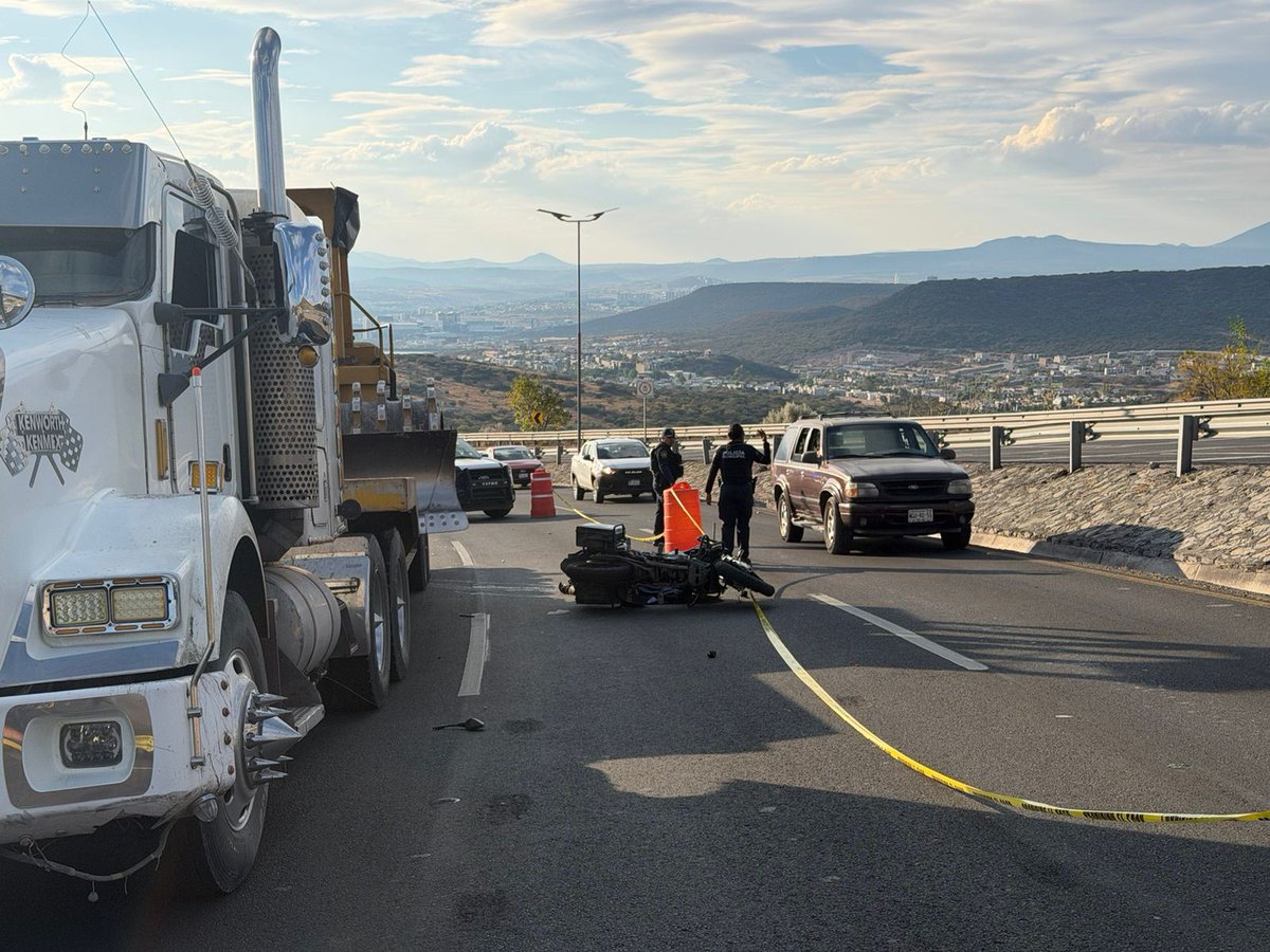 #Seguridad Muere motociclista al impactarse contra un tractocamión en el Anillo Vial Fray Junípero Serra

Elementos de la Policía Estatal (PoEs) tomaron conocimiento del fatal percance, acordonaron la zona y dieron parte a la Fiscalía General del Estado (FGE).

👉