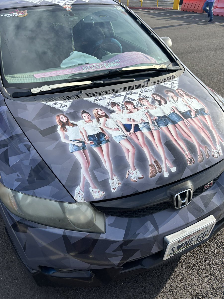 swimming_choi's tweet photo. soshi car spotted at the twice concert today https://t.co/3W0CjmEARo