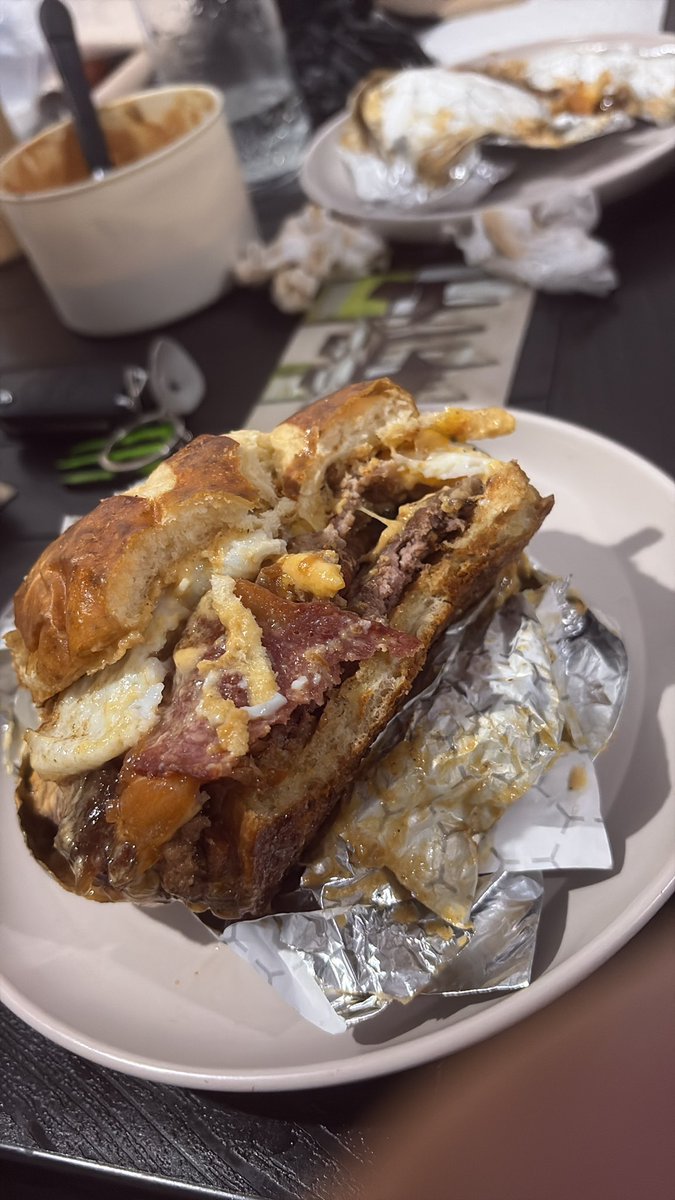 ChepoAvila___'s tweet photo. Las mejores hamburguesas que he probado en mi vida!!!! Hpta que ricas que están, aquí en Tulio’s Go @marcotuliodv 🍔😋🤤 https://t.co/EmNsXHnwp4