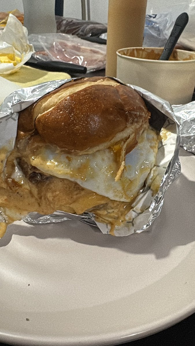 ChepoAvila___'s tweet photo. Las mejores hamburguesas que he probado en mi vida!!!! Hpta que ricas que están, aquí en Tulio’s Go @marcotuliodv 🍔😋🤤 https://t.co/EmNsXHnwp4
