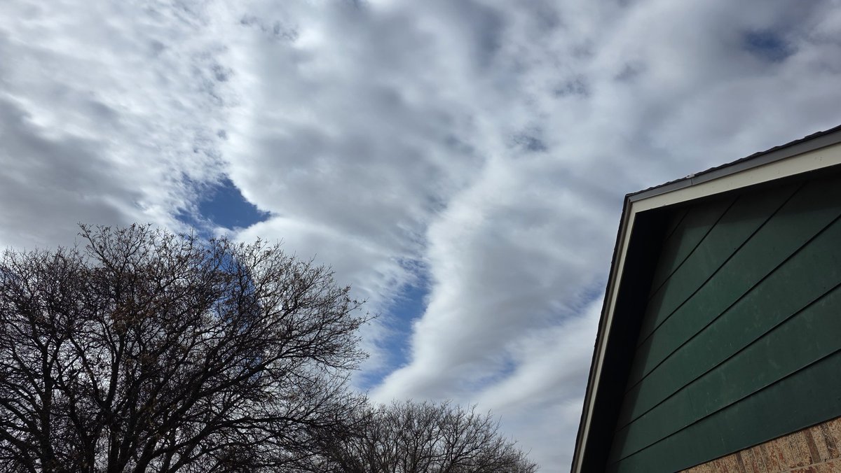 suzyemre's tweet image. Really weird clouds in #Lubbock