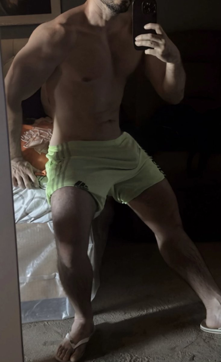 Apareceu uma sugestão de perfil no ig e o cara manipula tooooodas as fotos dele pra aparentar ter pauzao. Imagina a infelicidade de viver refém disso? Mas os seguidores não percebem e ficam se rasgando la na biscoitagem.