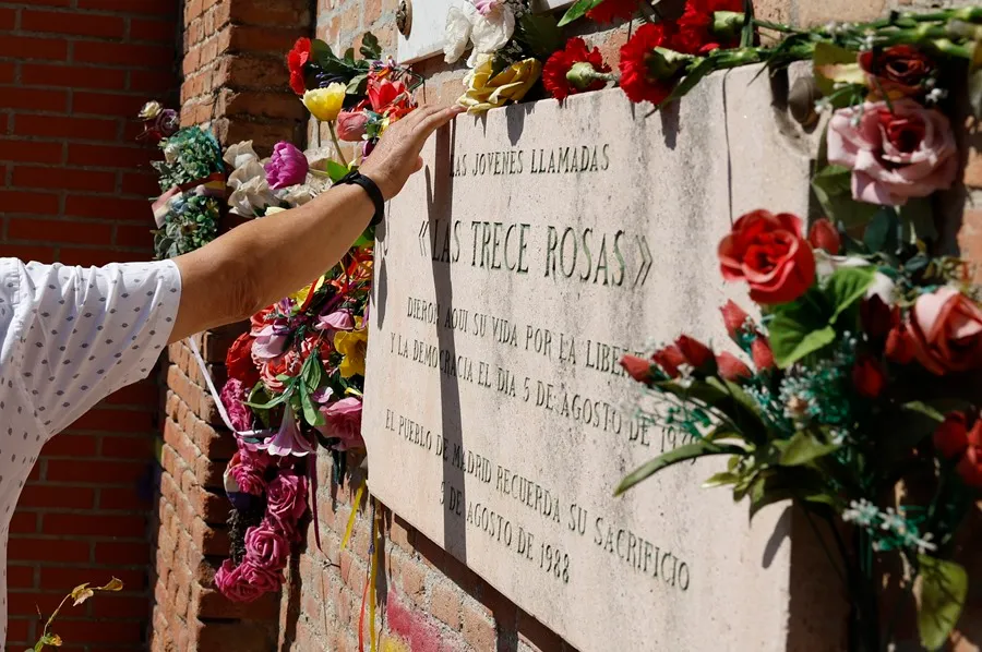 🌹Vandalizan el monumento en memoria a las Trece Rosas en el cementerio de La Almudena de #Madrid con amenazas de muerte a la periodista de RTVE Sara Santaolalla 

Las Trece Rosas fueron trece jóvenes españolas, de entre 18 y 29 años, la mayoría militantes de las Juventudes