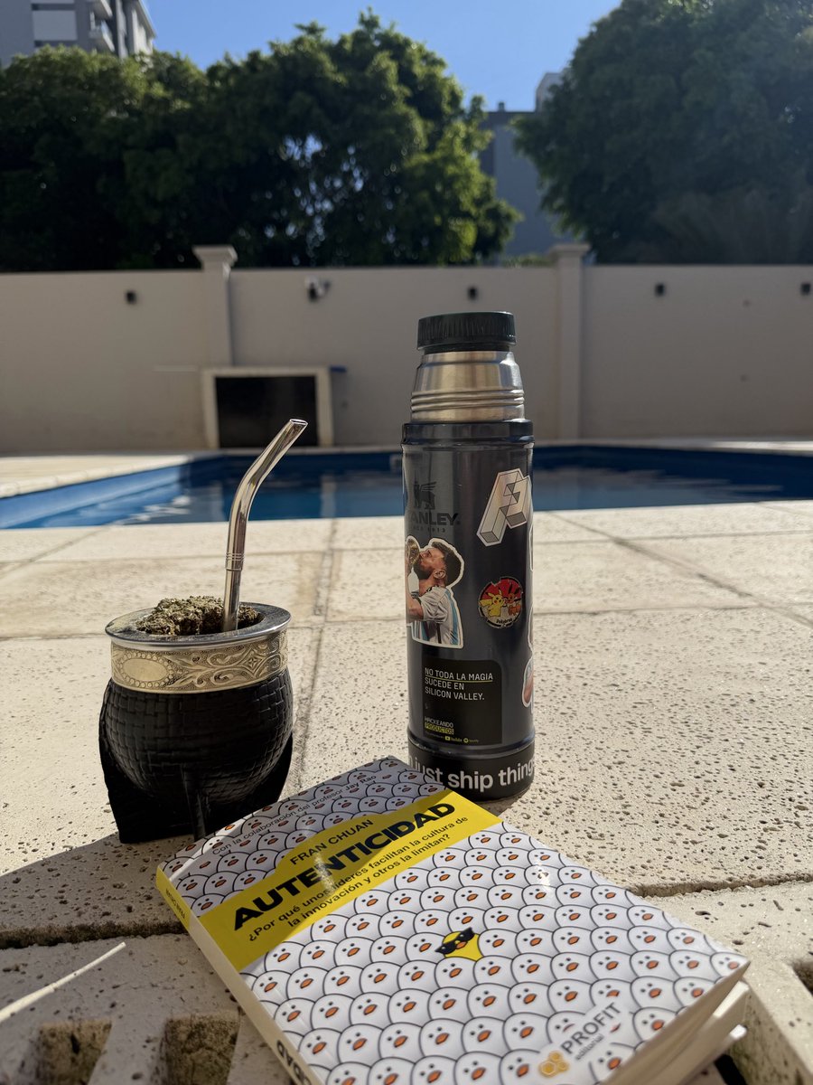 Plan de sábado con 32 grados:

Tomar sol, meterse a la pileta, leer hasta que te agarre calor (repetir hasta que te canses).