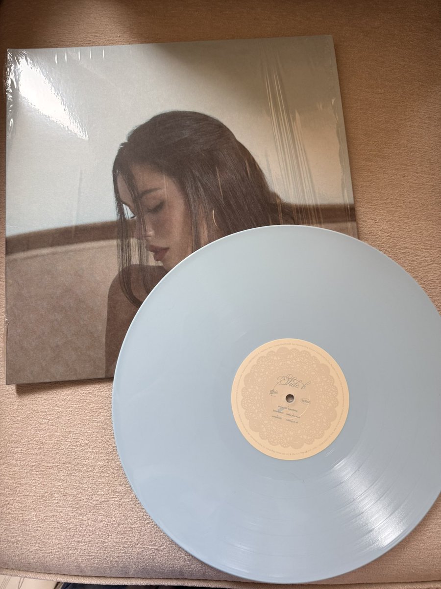 shocksneverwork's tweet image. locket apple music vinyl first look!!

@madisonbeerhq 
@MadisonNationHQ