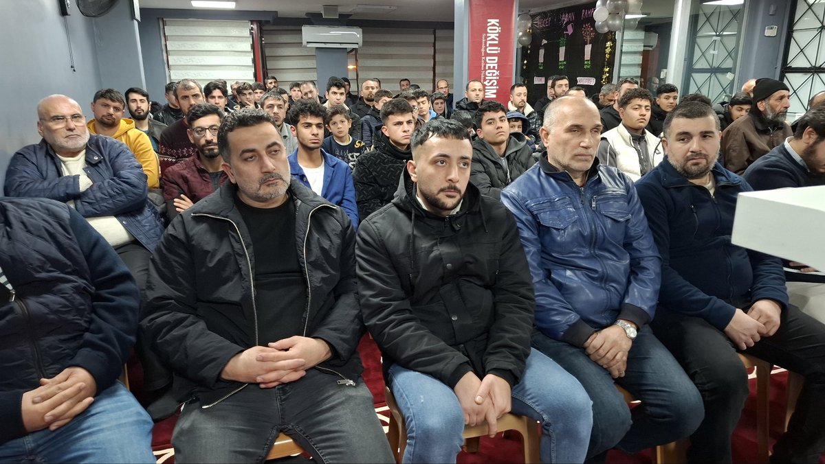 KokluDegisim27's tweet photo. Köklü Değişim Gaziantep Temsilciliği tarafından düzenlenen
“Yüzyıllık Bir Boşluk: Hilafetin Kaldırılması ve Yeniden Diriliş” konulu panel, yoğun bir katılımla gerçekleştirildi.
Mustafa Doğan’ın Kur’an-ı Kerim tilavetiyle başlayan programda konuşmacı Ferhat Okur, hilafetin kaldırılmasıyla birlikte yaşanan buhranları ve hilafetin yeniden tesis edilmesinin ne denli zaruri olduğunu dile getirdi. Okur, günümüzdeki haydut devlet anlayışının insanlığı karanlık bir uçuruma sürüklediğini; insanlığın selameti için hilafetin tek alternatif olduğunu ifade etti.
Programın son bölümünde ise, hilafetin kaldırılmasının 105. yıl dönümü vesilesiyle Hizb-ut Tahrir Emiri Celil Âlim Ata bin Halil Ebu Raşta’nın mesajı okundu.
Panelimize gösterilen yoğun ilgi ve katılımdan dolayı tüm misafirlerimize teşekkür ederiz.