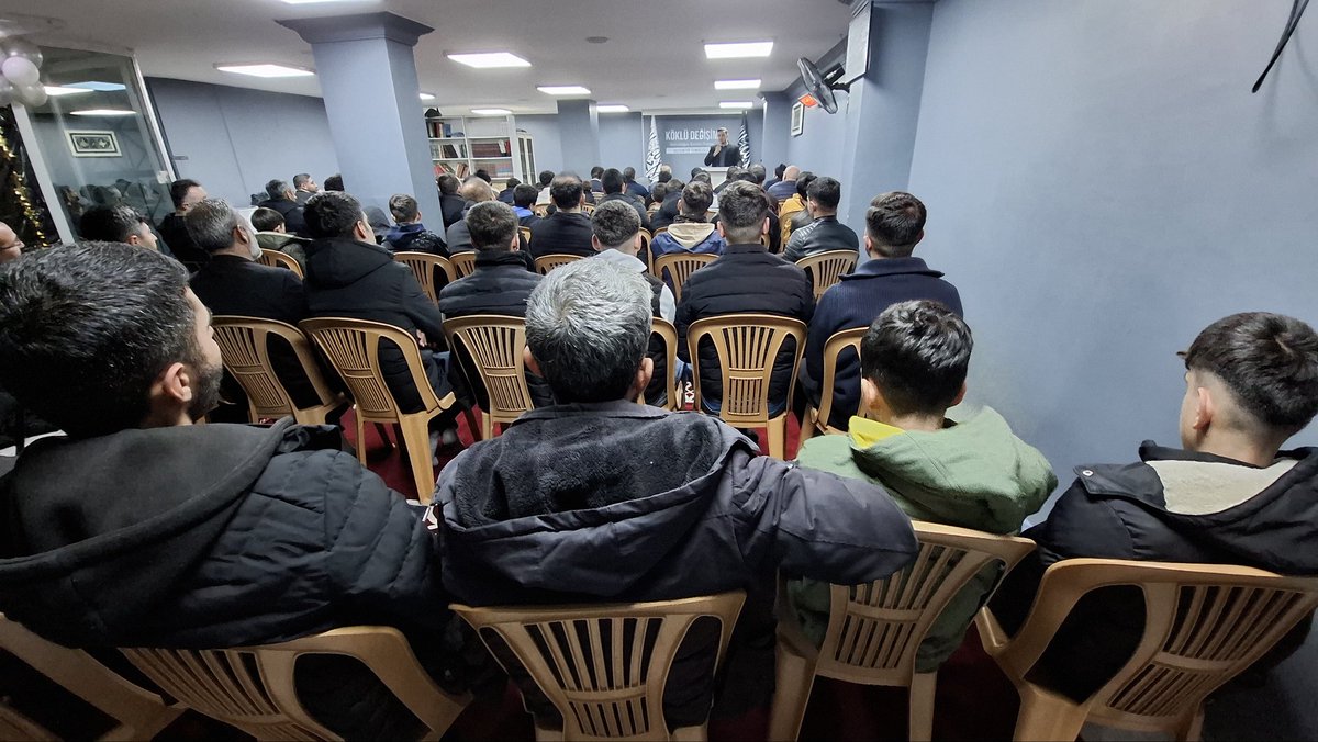 KokluDegisim27's tweet photo. Köklü Değişim Gaziantep Temsilciliği tarafından düzenlenen
“Yüzyıllık Bir Boşluk: Hilafetin Kaldırılması ve Yeniden Diriliş” konulu panel, yoğun bir katılımla gerçekleştirildi.
Mustafa Doğan’ın Kur’an-ı Kerim tilavetiyle başlayan programda konuşmacı Ferhat Okur, hilafetin kaldırılmasıyla birlikte yaşanan buhranları ve hilafetin yeniden tesis edilmesinin ne denli zaruri olduğunu dile getirdi. Okur, günümüzdeki haydut devlet anlayışının insanlığı karanlık bir uçuruma sürüklediğini; insanlığın selameti için hilafetin tek alternatif olduğunu ifade etti.
Programın son bölümünde ise, hilafetin kaldırılmasının 105. yıl dönümü vesilesiyle Hizb-ut Tahrir Emiri Celil Âlim Ata bin Halil Ebu Raşta’nın mesajı okundu.
Panelimize gösterilen yoğun ilgi ve katılımdan dolayı tüm misafirlerimize teşekkür ederiz.