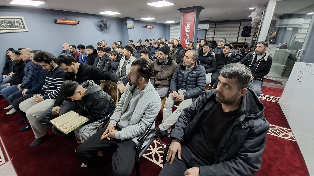 KokluDegisim27's tweet photo. Köklü Değişim Gaziantep Temsilciliği tarafından düzenlenen
“Yüzyıllık Bir Boşluk: Hilafetin Kaldırılması ve Yeniden Diriliş” konulu panel, yoğun bir katılımla gerçekleştirildi.
Mustafa Doğan’ın Kur’an-ı Kerim tilavetiyle başlayan programda konuşmacı Ferhat Okur, hilafetin kaldırılmasıyla birlikte yaşanan buhranları ve hilafetin yeniden tesis edilmesinin ne denli zaruri olduğunu dile getirdi. Okur, günümüzdeki haydut devlet anlayışının insanlığı karanlık bir uçuruma sürüklediğini; insanlığın selameti için hilafetin tek alternatif olduğunu ifade etti.
Programın son bölümünde ise, hilafetin kaldırılmasının 105. yıl dönümü vesilesiyle Hizb-ut Tahrir Emiri Celil Âlim Ata bin Halil Ebu Raşta’nın mesajı okundu.
Panelimize gösterilen yoğun ilgi ve katılımdan dolayı tüm misafirlerimize teşekkür ederiz.