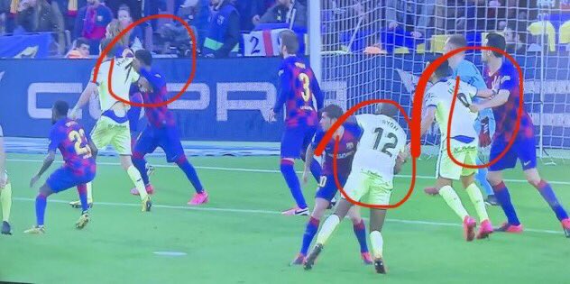 🚨 | El día que el FC de Barcelona cometió TRES penaltis en una misma jugada y no pitaron ninguno.

Aquí te das cuenta lo BARATO que salió Enríquez Negreira.