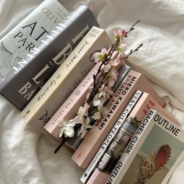 moontides_'s tweet image. Books, books &amp;amp; books