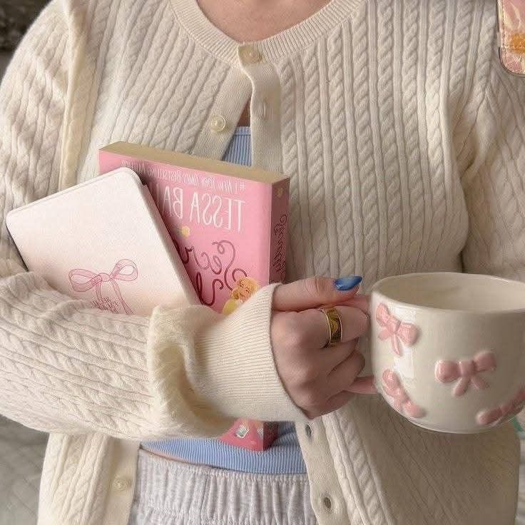 moontides_'s tweet image. Books, books &amp;amp; books