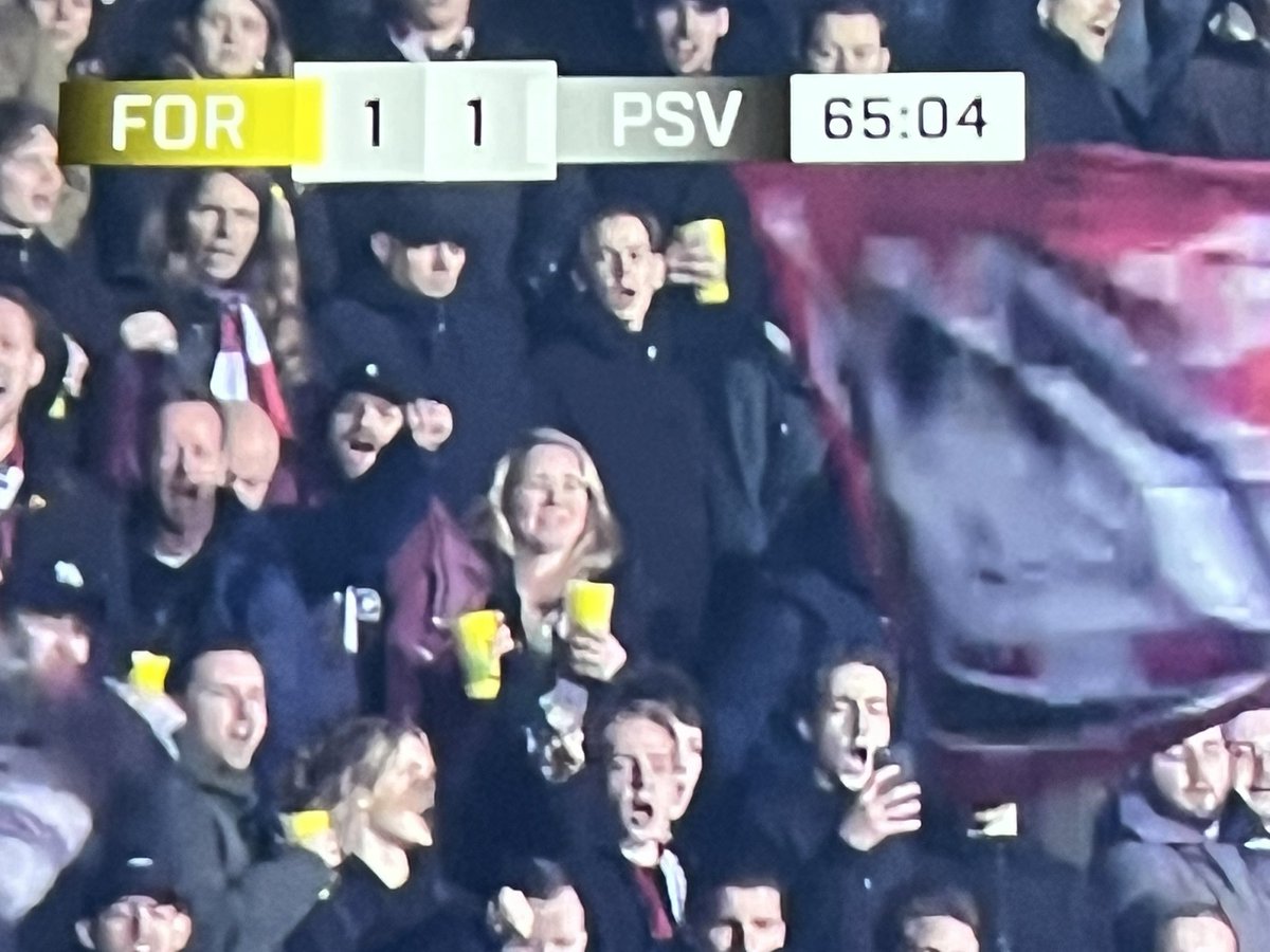 Geweldige aanhang van PSV! <a href="/MaschaPrins/">Mascha Prins</a> gespot die fanatiek meedoet! #forpsv