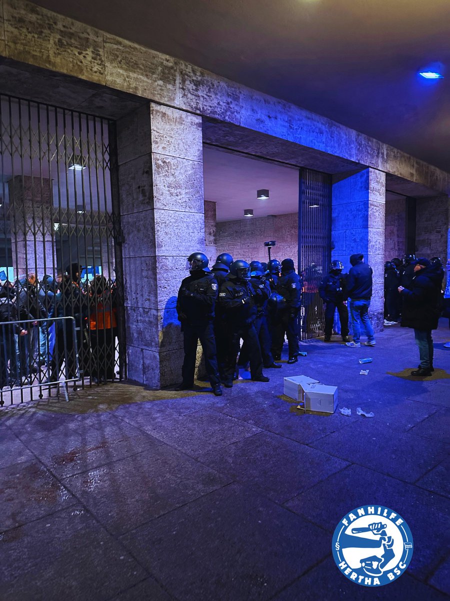 Fanhilfe_Hertha's tweet image. Der heutige Angriff vor der Ostkurve ist der traurige Höhepunkt einer Eskalations- und Provokationsspirale der Polizei im Olympiastadion, die seit etwa einem halben Jahr durchgedrückt wird.

Unsere PM dazu: fanhilfe-herthabsc.de/2026/01/17/mas…

#BSCS04 #HaHoHe