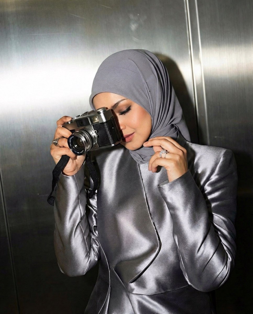 zawirrahim's tweet photo. I just had to upscale these images using Gemini. They are so pretty. 

#Legacy30SitiNurhaliza https://t.co/0Uj1SZMe6Z
