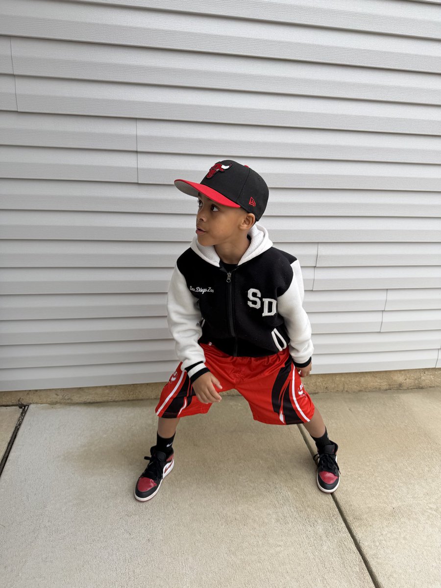 My son before his 8U game today. Go Bulls 🖤❤️ <a href="/Jumpman23/">Jordan</a> <a href="/Nike/">Nike</a> <a href="/nikebasketball/">Nike Basketball</a> <a href="/chicagobulls/">Chicago Bulls</a> <a href="/NikeNYC/">Nike NYC</a>