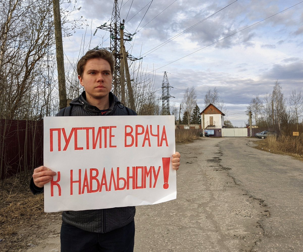 Вот с этим плакатом нужно было стоять ДО того, как Навальный вернулся в РФ.