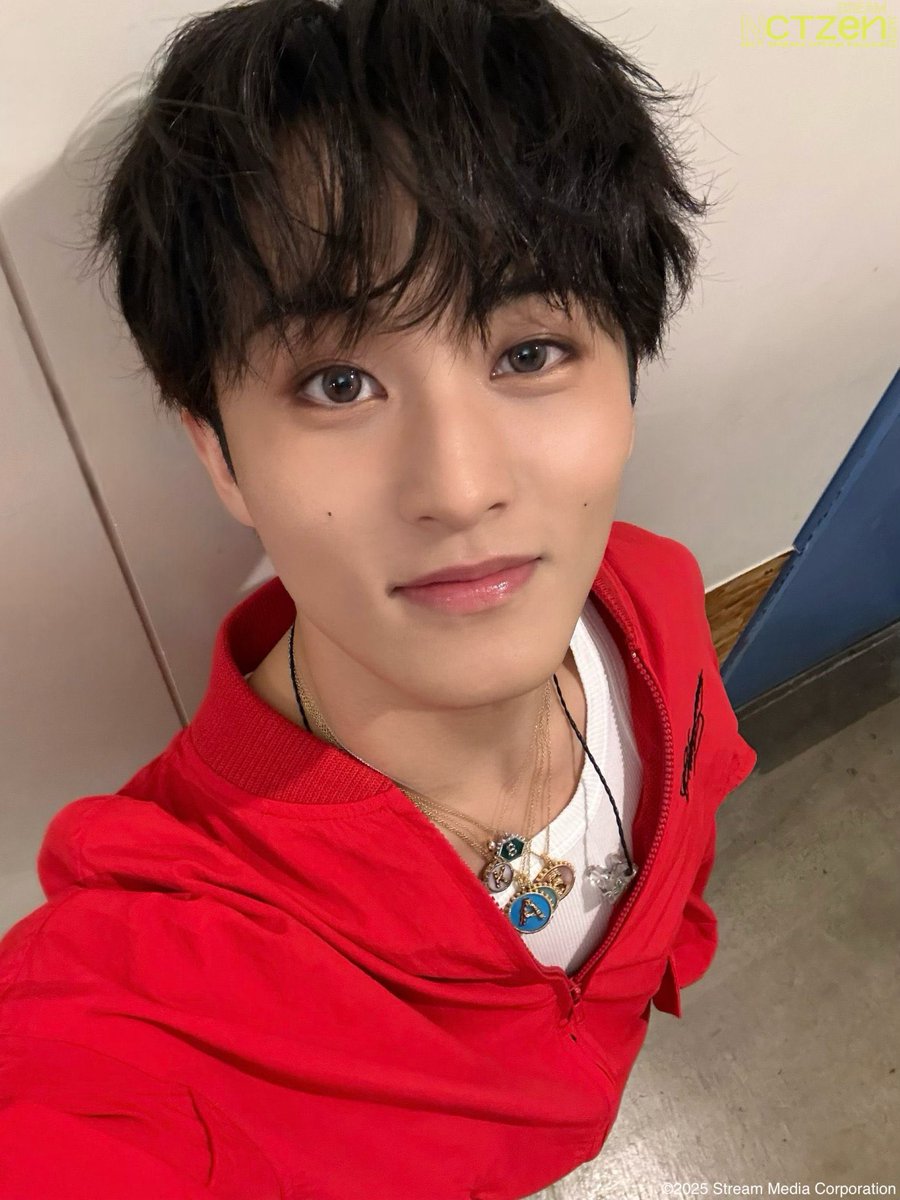 this is one of my fav mark selfies ever