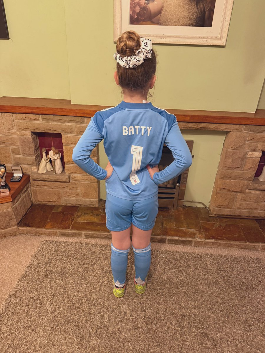 Lisa Wainwright tweet media