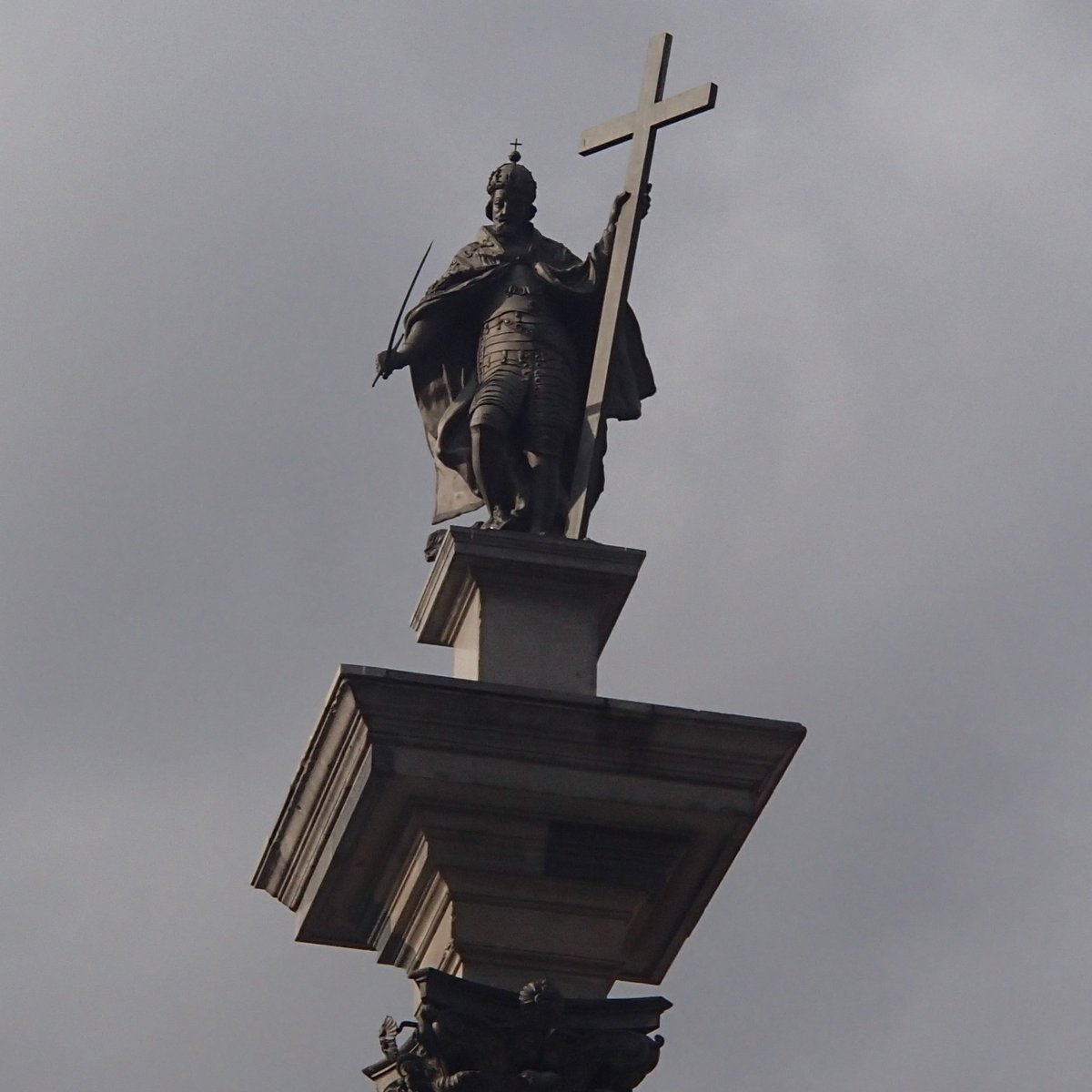 EJagiellonians's tweet image. One of the oldest modern secular monuments in Europe is the King Zygmunt III Waza Column in Warsaw, 1644. 👑King holds a Cross - symbol of Faith and Saber - readiness to defend. This is a clear indication for Europe that secularism does not mean sacrilege and de-Christianization.