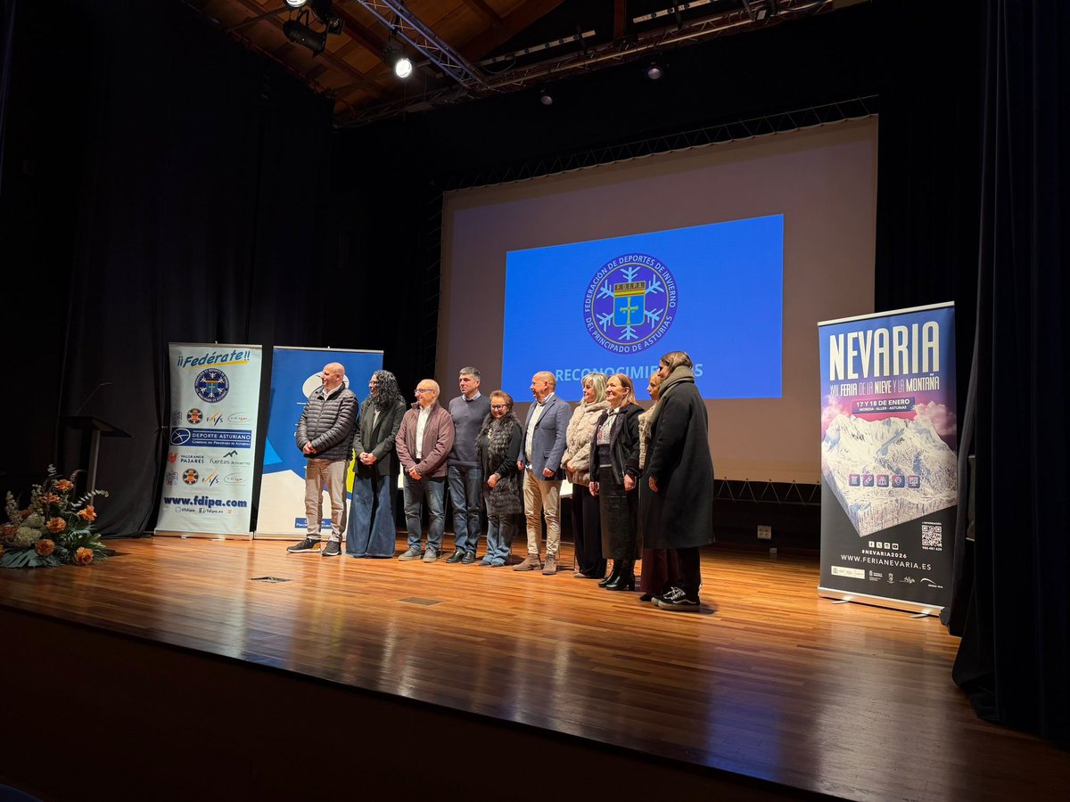 Jo_hupa's tweet image. Otro año organizando el acto y protocolo de la entrega de los reconocimientos de la @FDIPA. Enhorabuena a los galardonados:
🎖️Jorge Fdez. Fierro, director @estacionfuentes
🎖️Pablo Vallinas, director Escuela @VPajaresOficial .
🎖️Miguel Martínez, Jefe Deportes @RTPAOficial.