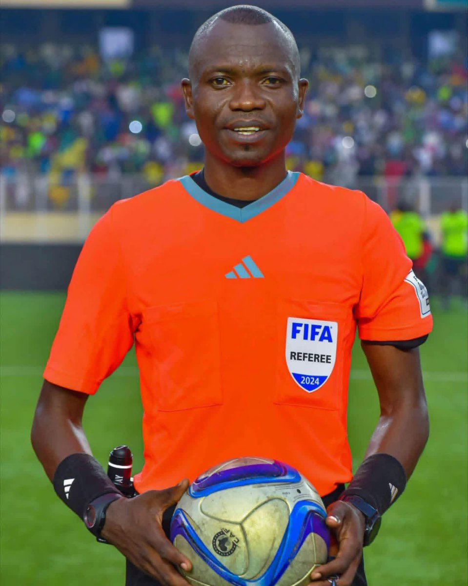 Jean-Jacques Ndala 🇨🇩 désigné pour arbitrer la finale de la CAN 2025 entre le Sénégal 🇸🇳 et le Maroc 🇲🇦. 

L’arbitre congolais avait déjà officié lors du match d’ouverture opposant le Maroc aux Comores.

• Arbitre central : 🇨🇩 Jean-Jacques Ngambo Ndala
• Arbitres assistants :