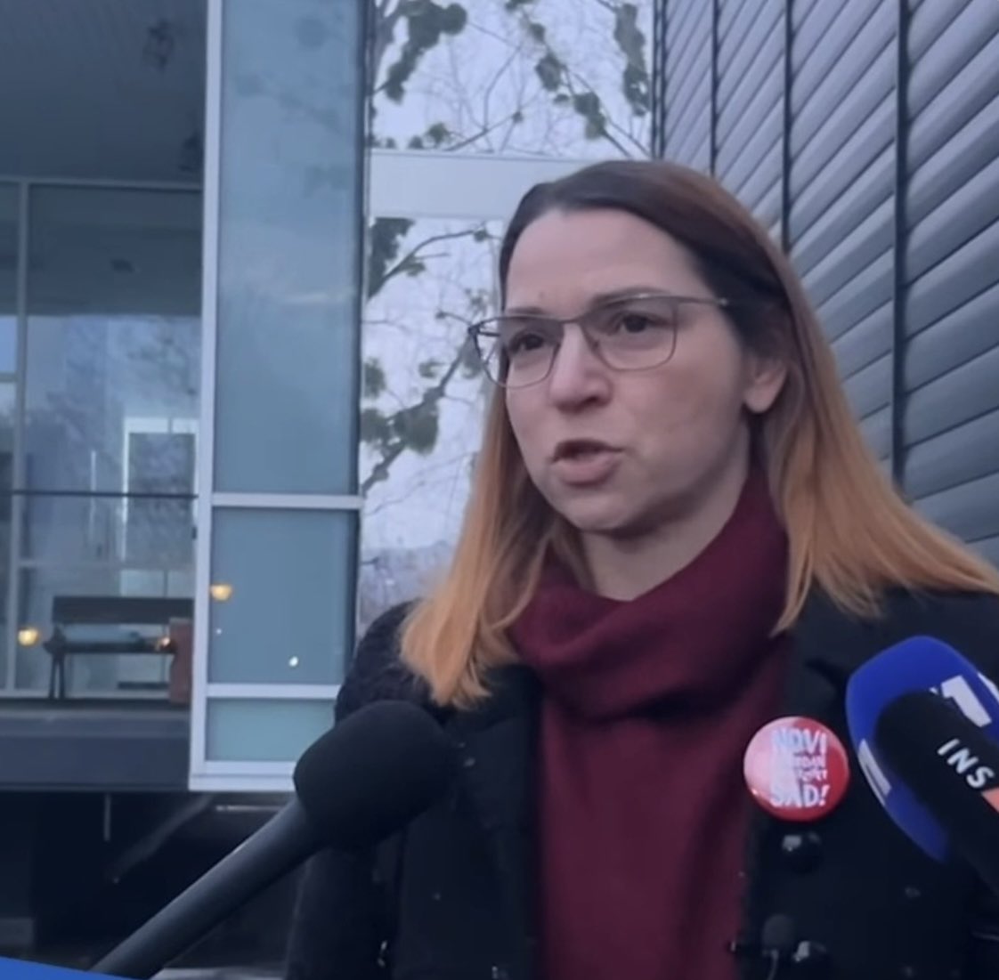 Zanimljiv je izbor, ovog puta. 
Udarili su na Jelenu Kleut koja, pored toga što je izvrsna profesorka, važi i za izuzetno hrabru, jaku i stabilnu ličnost. Dovoljno stara da je prošla Otpor i razne pritiske, a dovoljno mlada da ne odustane od borbe i sa mirom čeka nastavak