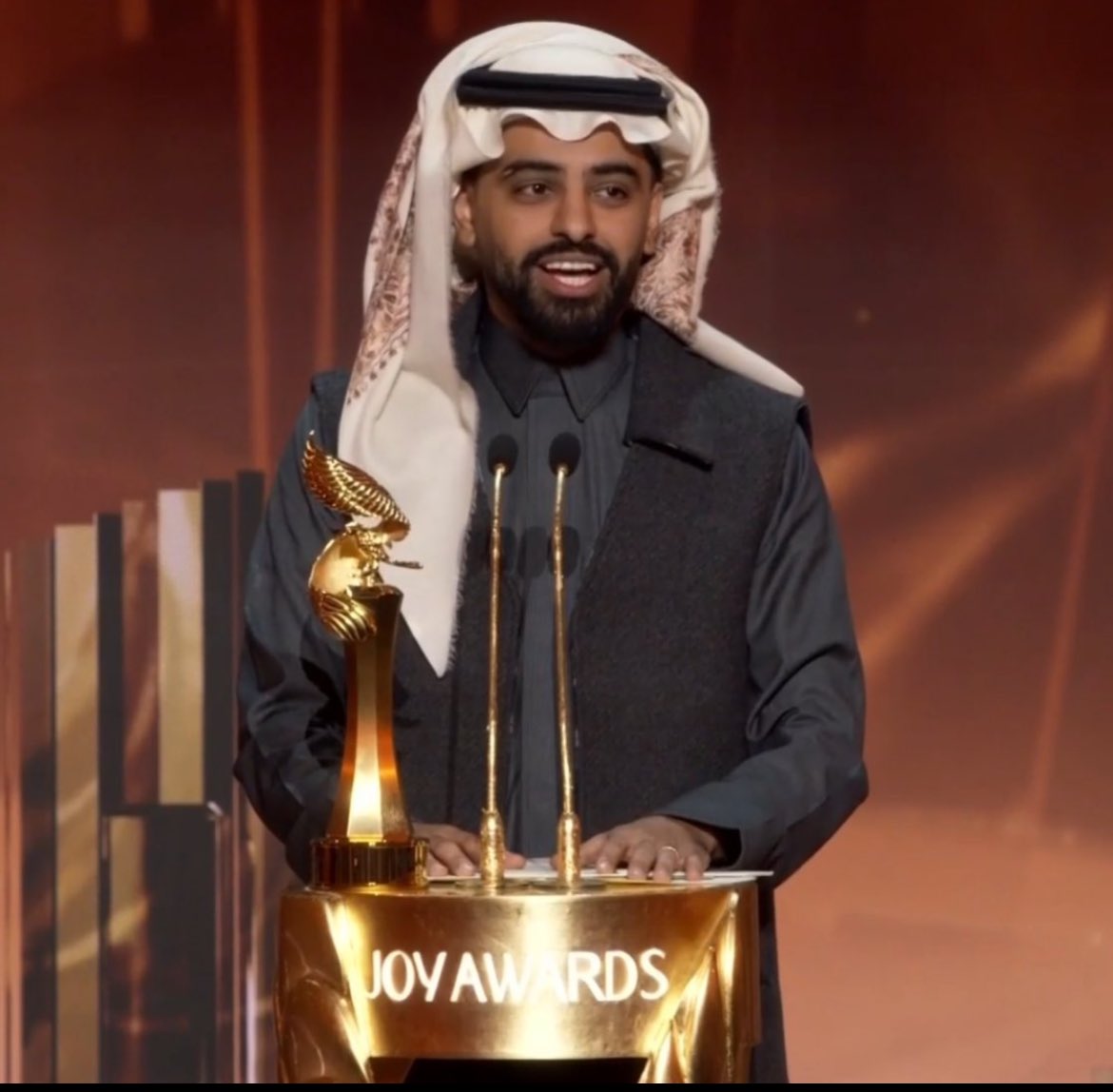 لما تشوف شخص تتابعه من بداياته يتوج تعبه بجائزه يستحقها اقسم بالله شعور عظيم  مستحقه بِلا شك🤍🤍🤍🤍🤍🤍
#JoyAwards