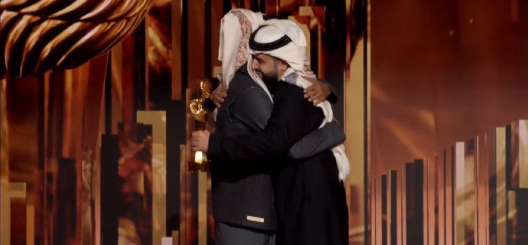CcNewss's tweet photo. عناق بين أحمد القحطاني "شونق" وريان الأحمري "مجرم قيمز" بعد تحقيق الأخير جائزة المؤثر المفضل! 🫂❤️ https://t.co/BpIxRkUBLp
