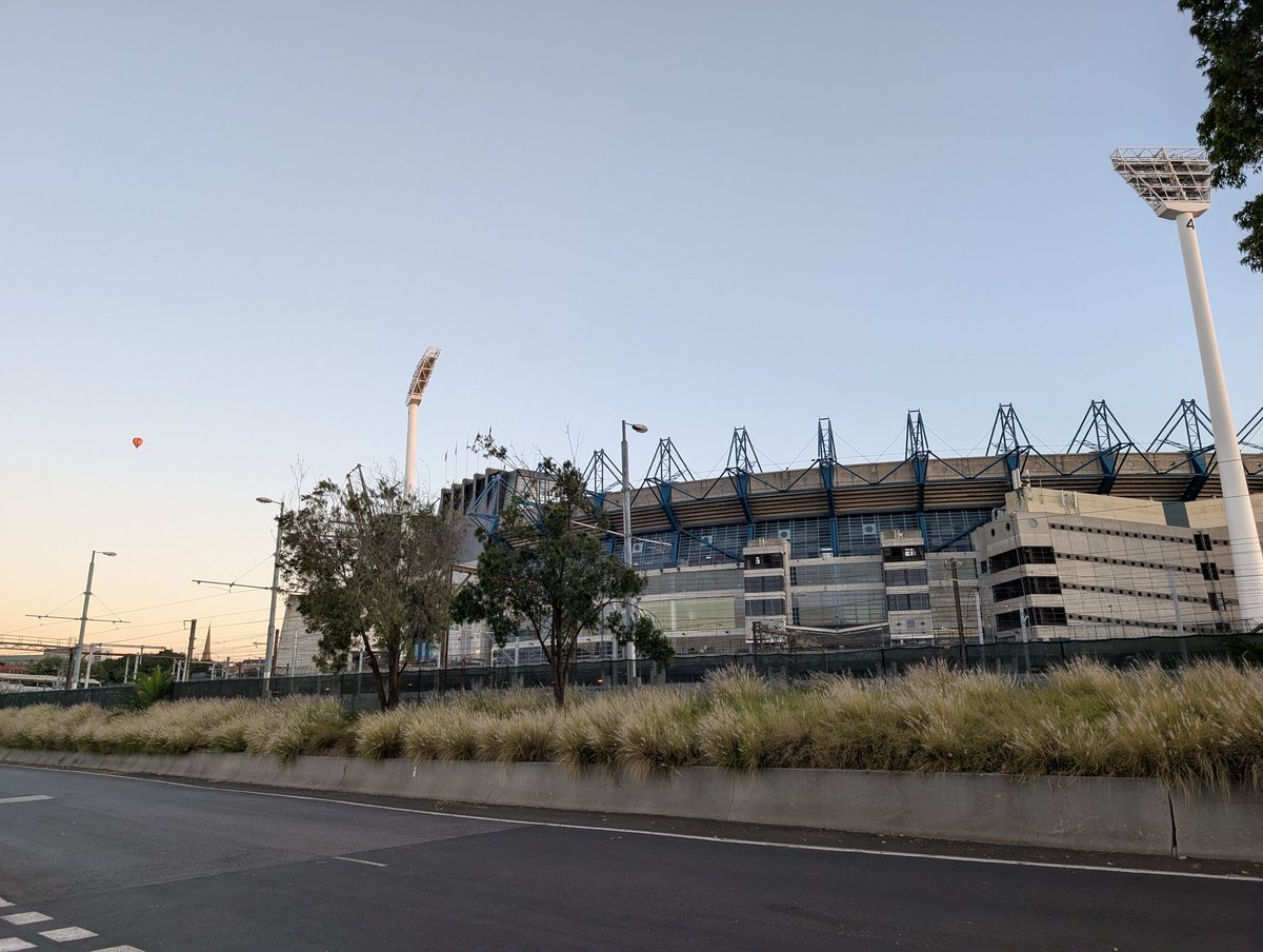 crazythainame's tweet image. Can't be mad working an AO gig at 0630 when you get to see the best sporting stadium in the world AND hot air balloons. Melbourne in the morning gets an A+ from me.  
#AO2026 #earlystart