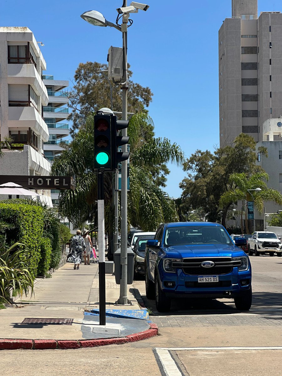 hacía tiempo no venía a Punta del Este, ahora entiendo la desesperación de los argentinos por venir acá, es divino, la prolijidad, los edificios, las playas, el agua, Maldonado es el mejor departamento del Uruguay por lejos, parece otro país