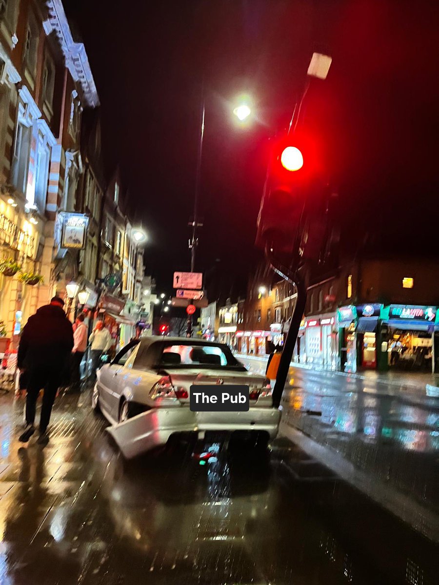 TheZooShift's tweet image. Desperate to get to the pub. 

#pub #accident #twickenham #pitlaneblues #goingtothepub