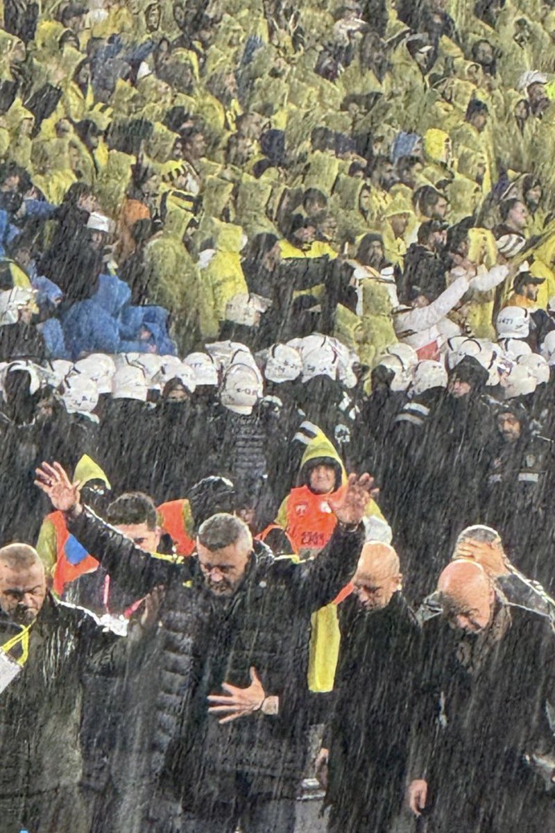 Bu sezonun özeti tam olarak bu fotoğraf işte..

50 sene geçse de unutulmayacak..

 🟡🔵