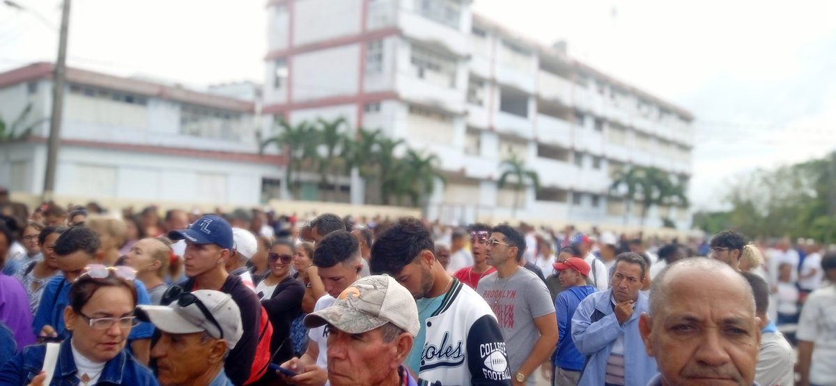 reygp67's tweet photo. Los educadores en Jesús Menéndez firme a luchar antes las amenazas del imperio y honrando a nuestros hijos caídos en desigual combate en el la republica de Venezuela. #ChaparraTierradeValiente. https://t.co/U5juRwGJPv