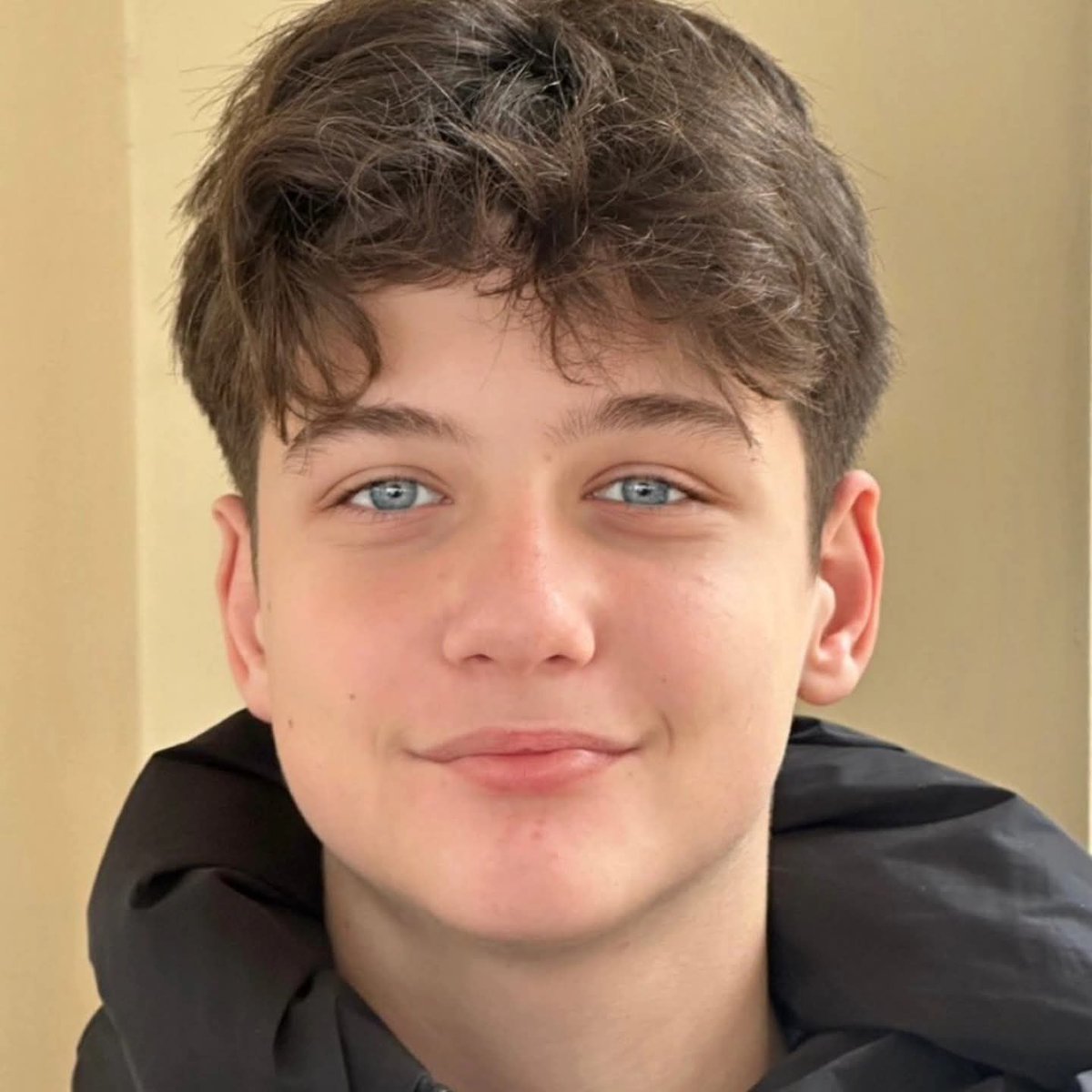 Atlas Çağlayan
Henüz 17 yaşındayken 15 yaşında bir "çocuk" tarafından katledildi. Bir çocuktan katil yaratan bir düzende kötülükte, katil de bitmeyecektir
Bir çocuktan katil yaratan düzene karşı hesap sormak insanlık görevimizdir
İnsan kalabilmek ve yaşayabilmek için mücadeleye