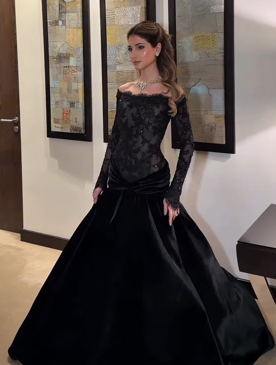 حلو الفستان خليه للعيد محد شافه